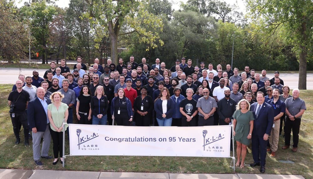 leader team floating image 1